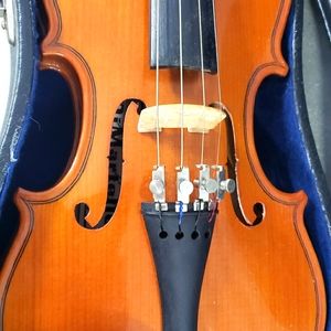 Uses Violin in great condition come with hard cover carry-on